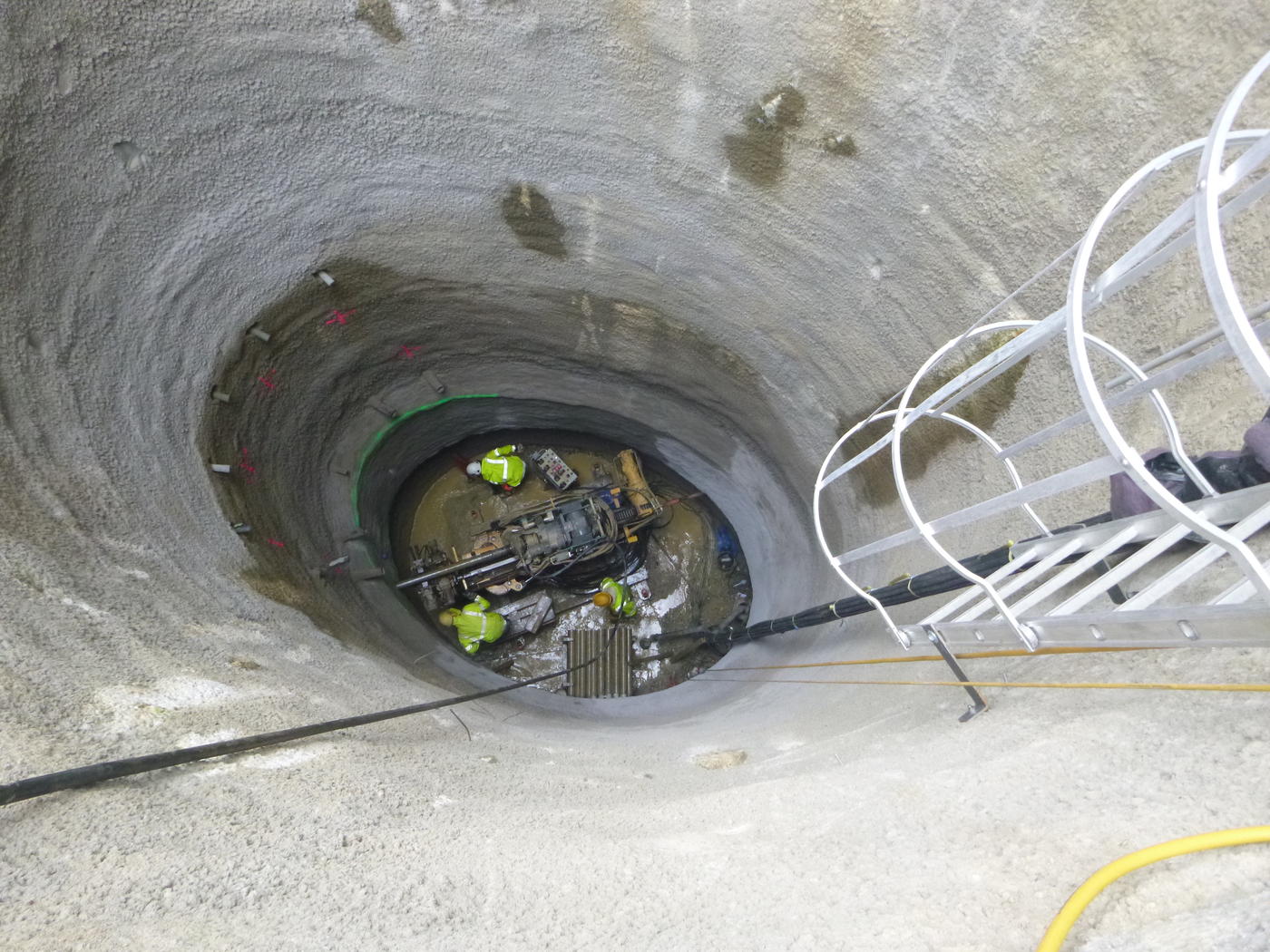 Keller bei der Ausführung von Drainagebohrungen auf der S6 bei Mitterdorf